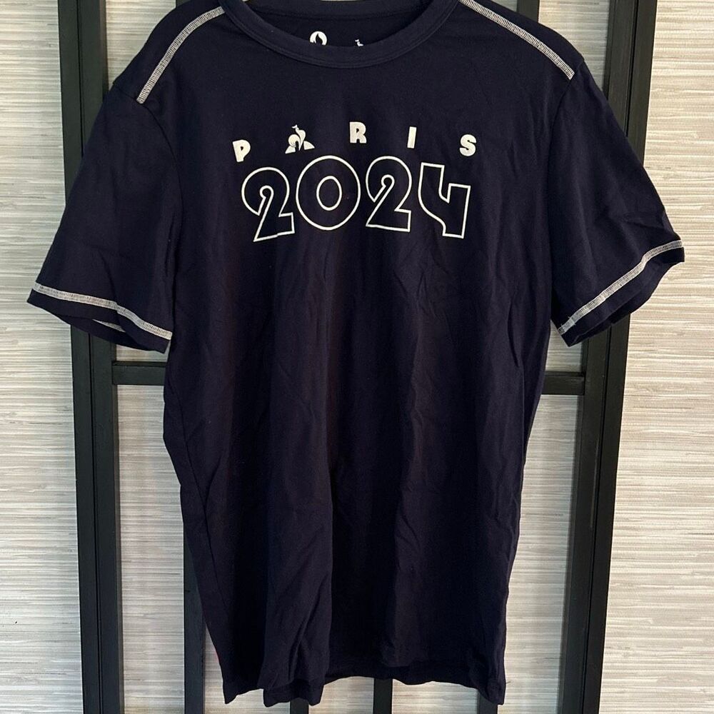 NWOT Le Coq Sportif Paris 2024 Olympic T-shirt navy blue white T-shirt size M